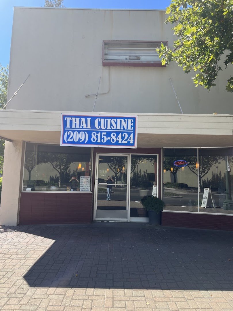 Casual Thai dining room with table service.
